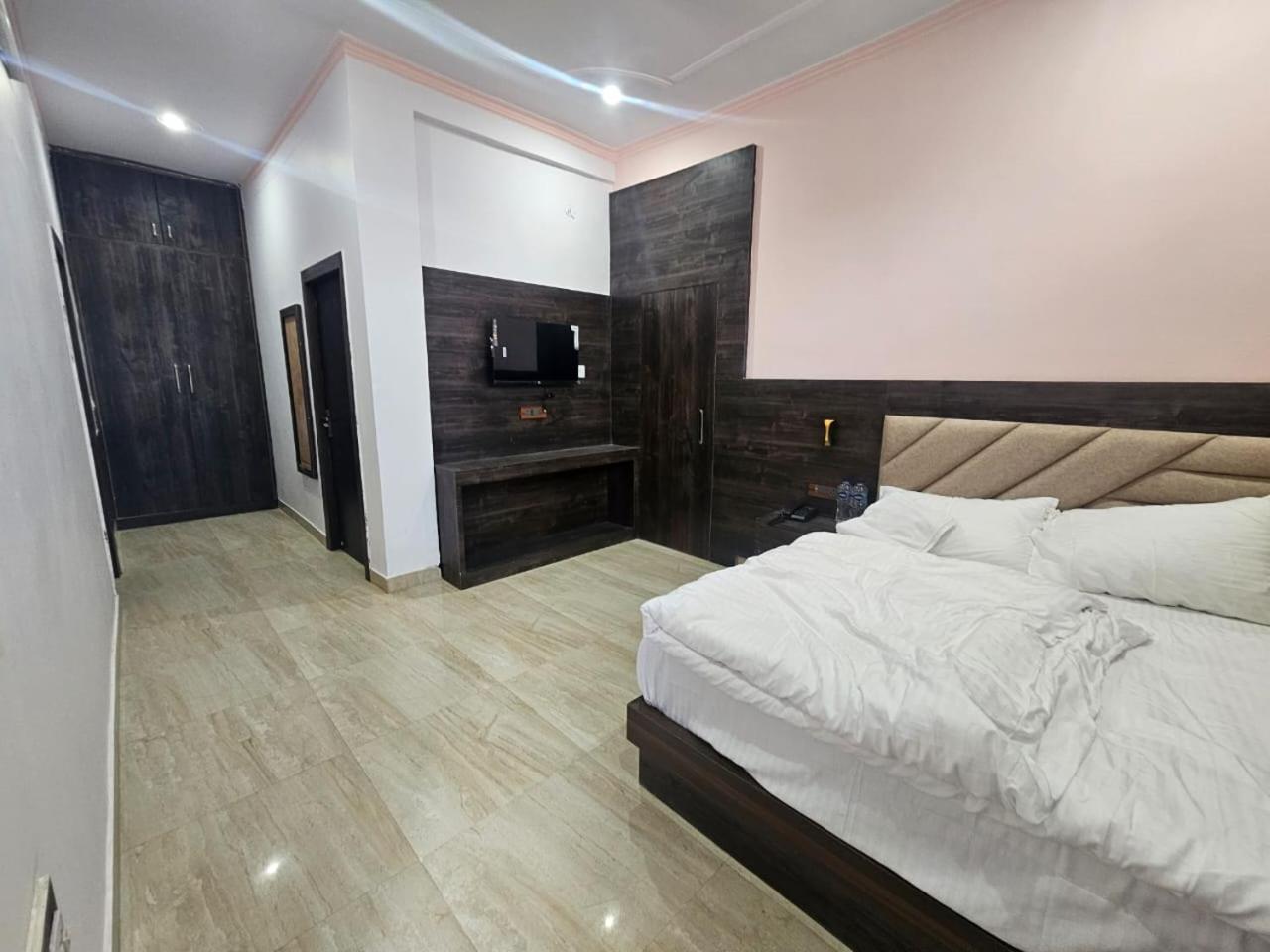 Hotel Shri Krishna Divine Dham Mathura Exterior foto
