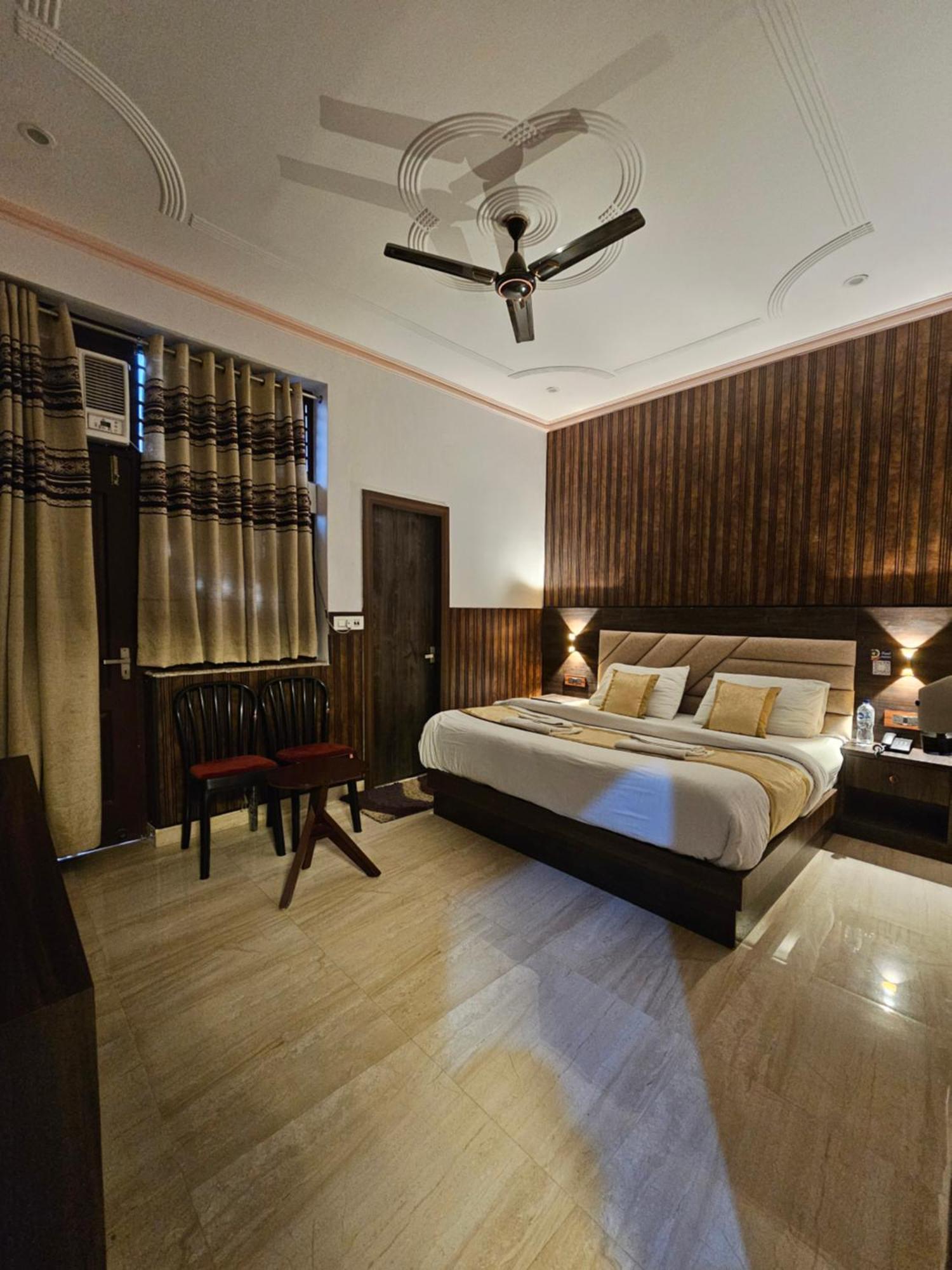 Hotel Shri Krishna Divine Dham Mathura Exterior foto