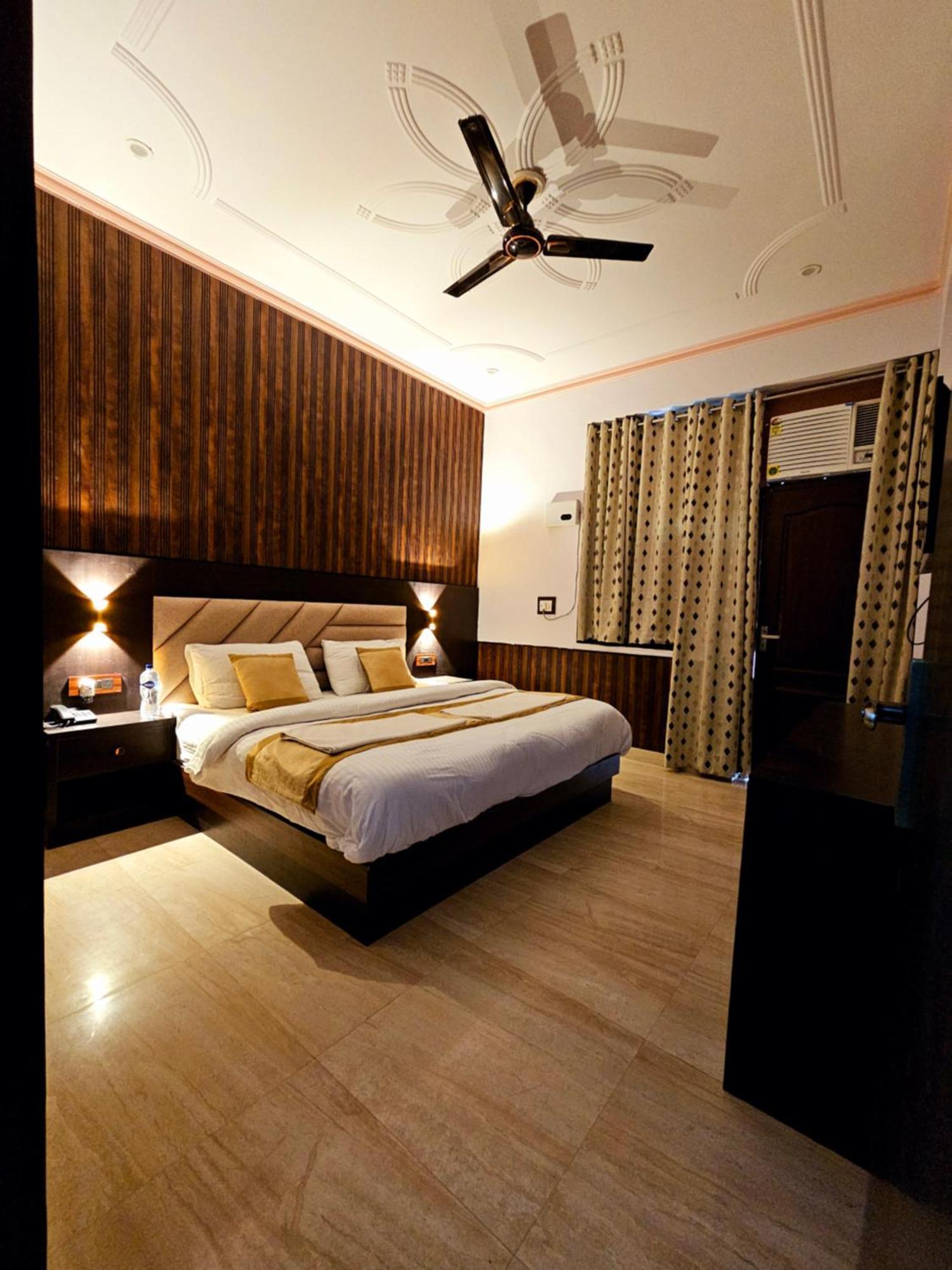 Hotel Shri Krishna Divine Dham Mathura Exterior foto